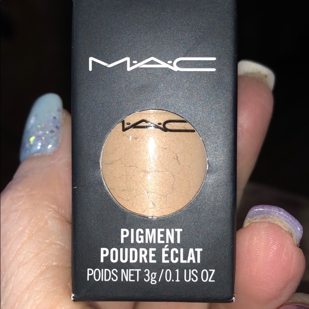 MAC Loose Pigment in color Lithe.
